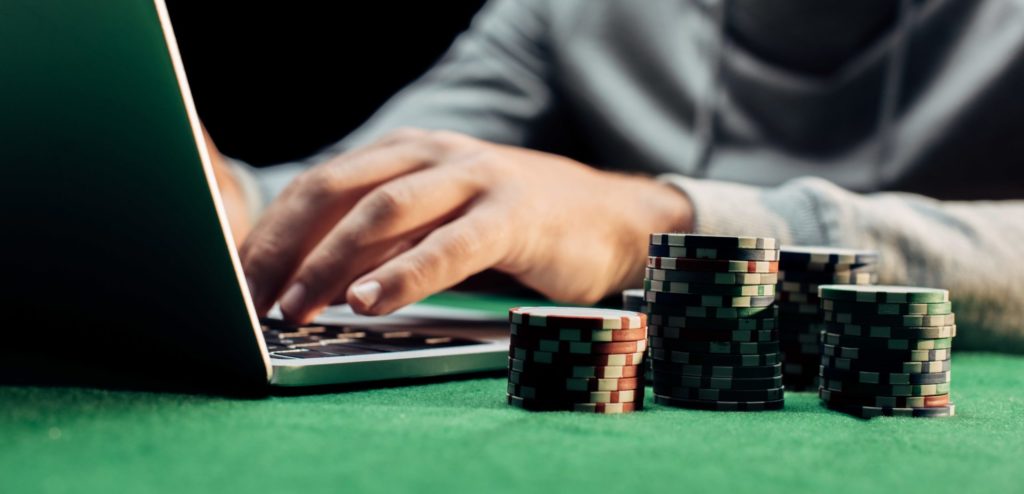 On the web Or Live Poker – Which is Right for You?