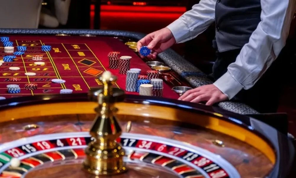 How should low-stake players choose free btc roulette for format practice?